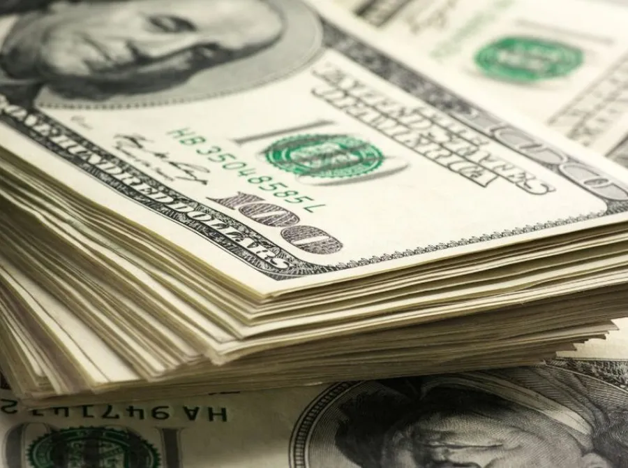 Dólar sobe com percepção de que guerra pode durar mais do que previsto