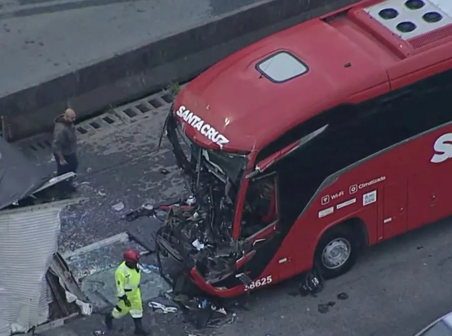 SP: acidente entre ônibus e carreta deixa uma pessoa morta e outras feridas na Fernão Dias