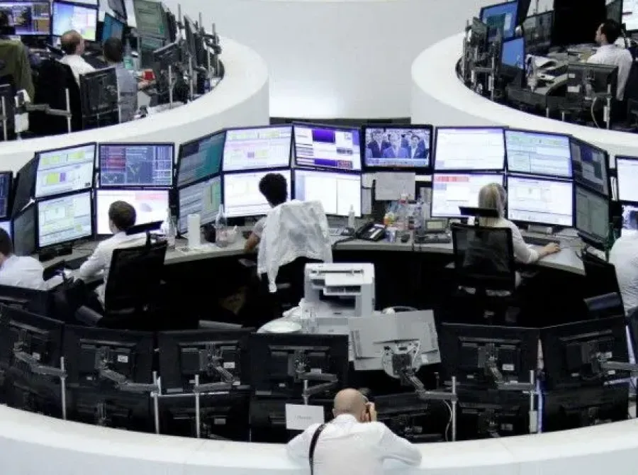 Bolsas da Europa operam em forte baixa com incertezas da guerra e após alerta do Fed