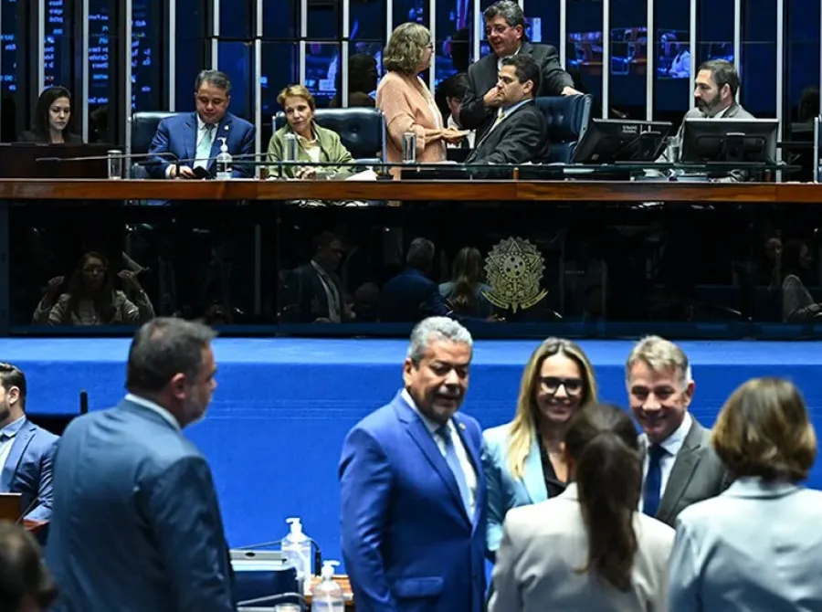 Senado aprova PLP que resolve ReData e licença-paternidade e envia texto à Câmara