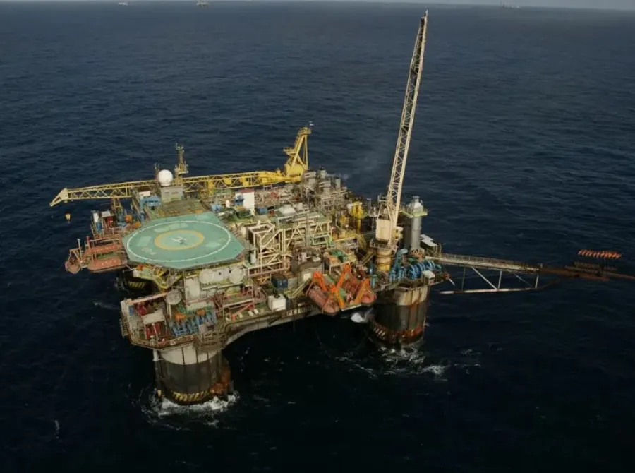 Petróleo tipo Brent opera abaixo dos US$ 100 com expectativa pelo fim da guerra