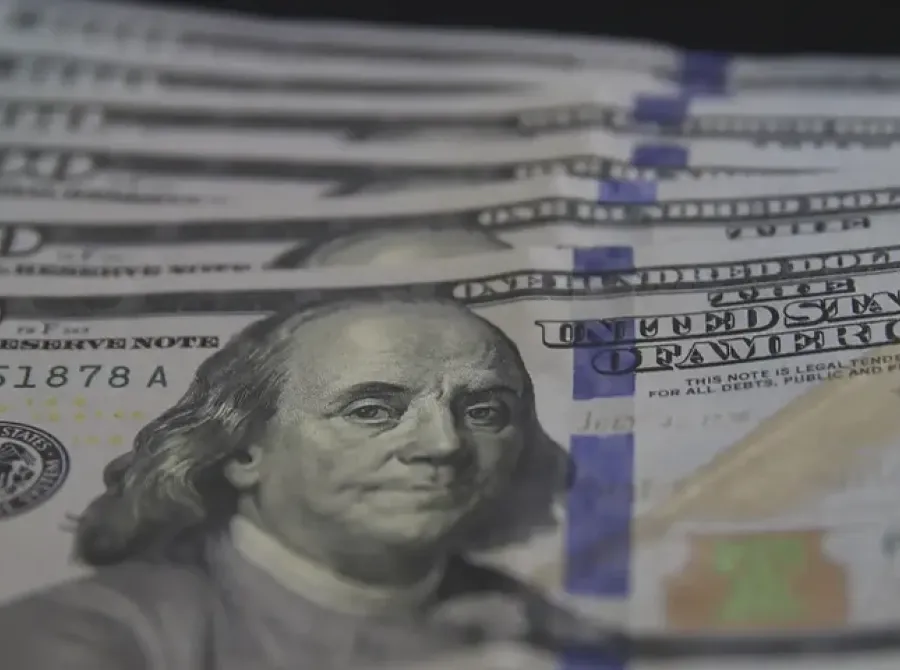 Dólar sobe com petróleo e menor chance de cessar-fogo