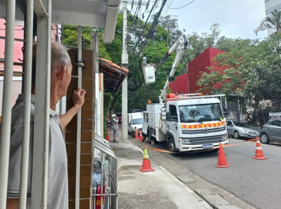 Enel tenta restabelecer energia de imóveis no centro de SP; concessionária culpa Sabesp