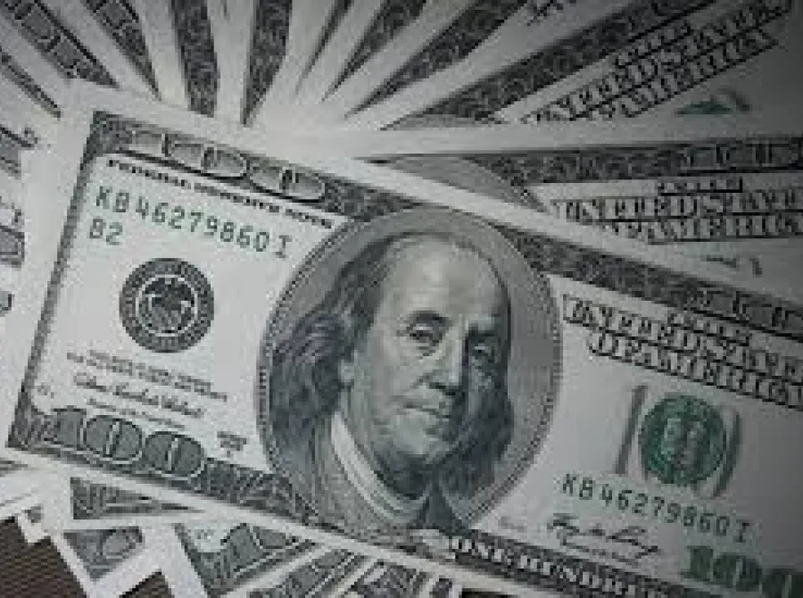 Volátil, dólar abre em queda por exterior, mas sobe com petróleo e BC