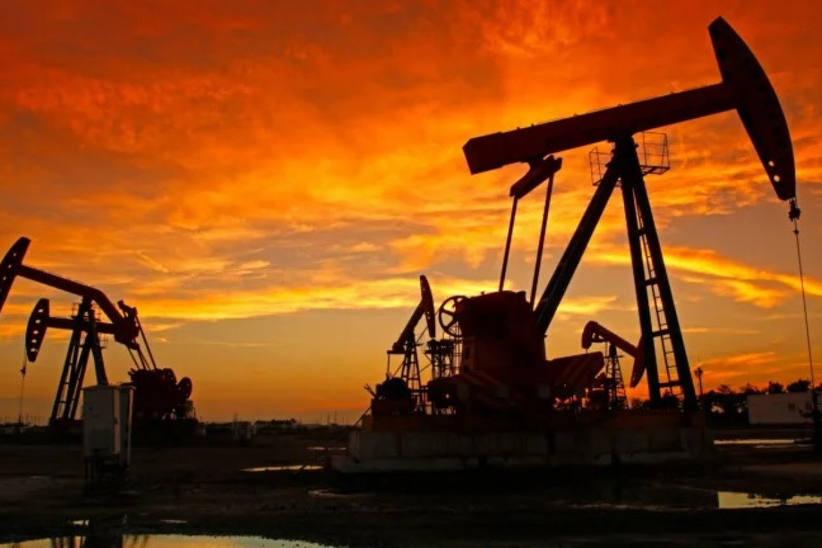 Petróleo sobe mais de 4% com tensão em Hormuz e avanço de furacão