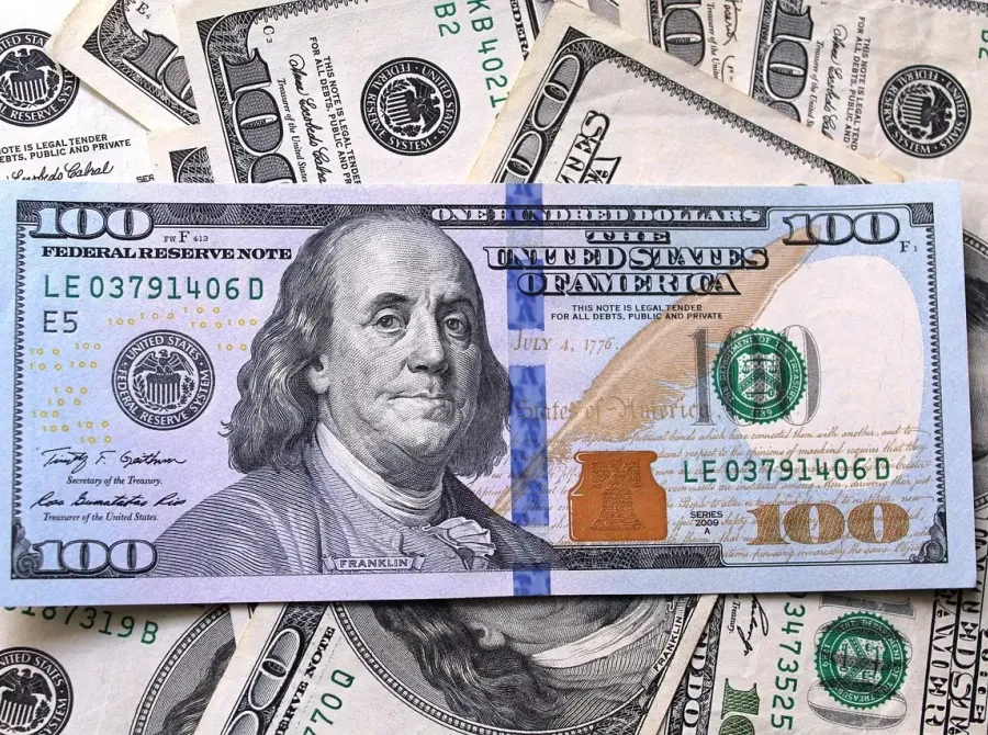 Dólar tem alívio com apetite a risco externo em meio à ata, Haddad e produção industrial