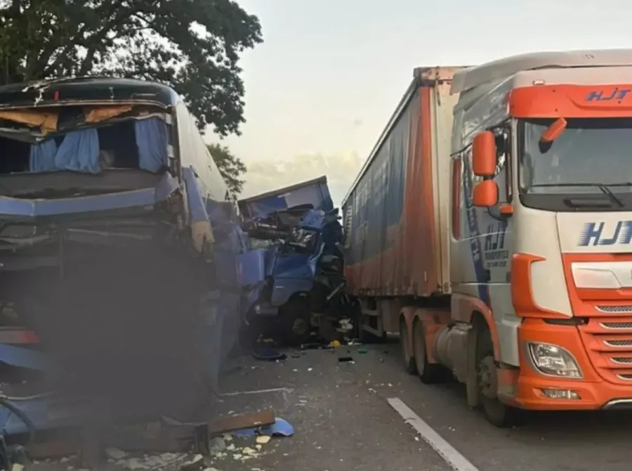 Engavetamento com seis veículos deixa um morto e mais de 40 feridos na Dutra em SP