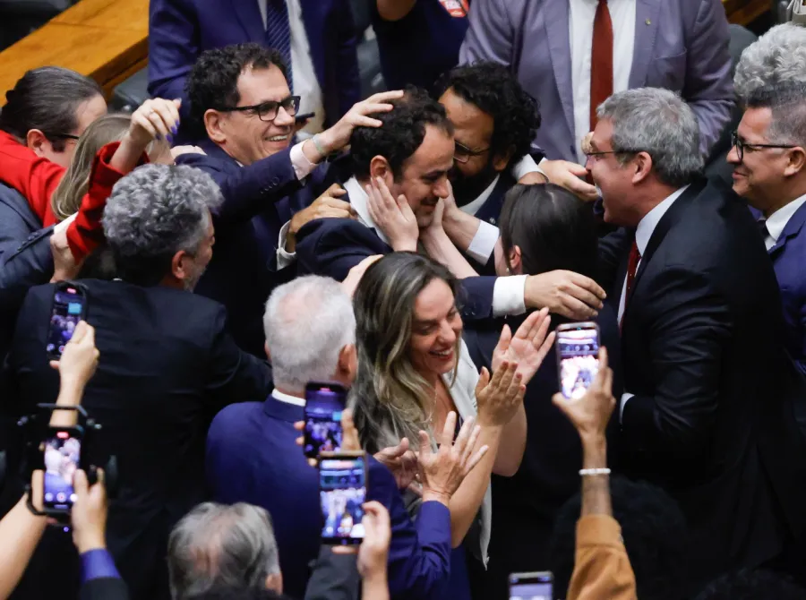 Glauber Braga se livra de cassação e é suspenso da Câmara por 6 meses por chute em militante