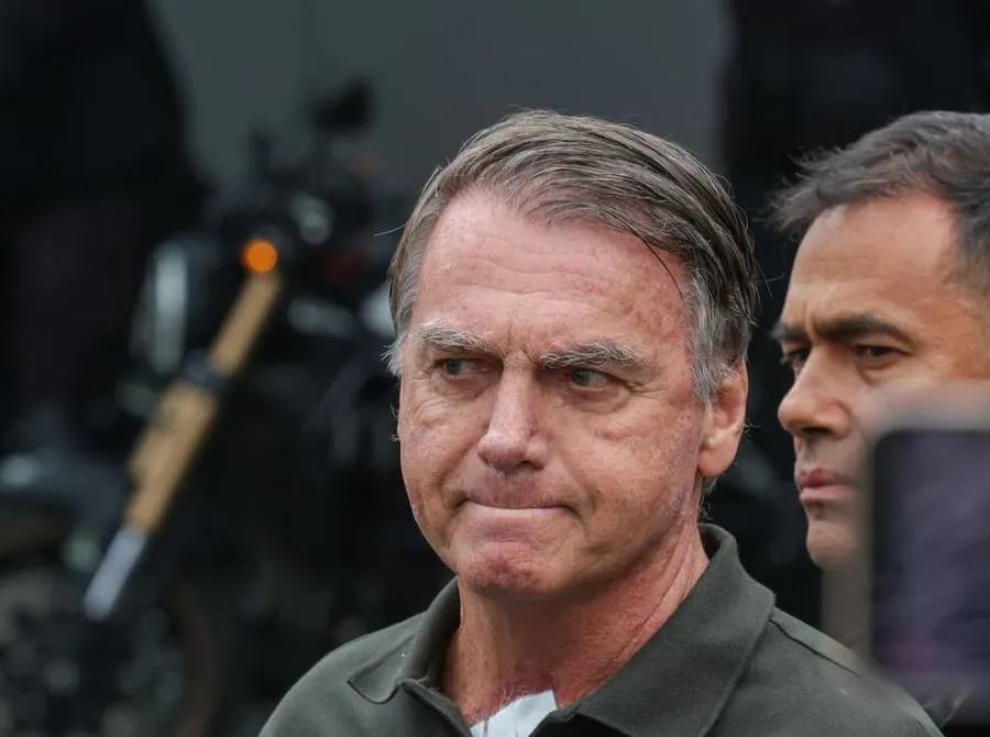 Bolsonaro tem nova crise de soluços, mas quadro é estável, diz boletim médico