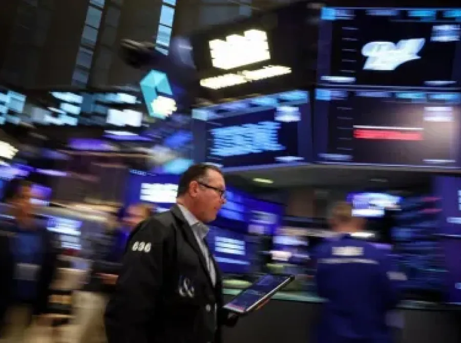 Mercados globais registram recorde em fusões e aquisições enquanto Wall Street encerra 2025 em campo neutro