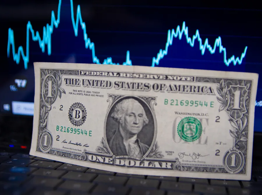 Dólar abre em alta ante real, mas perde força com ajuste a ganhos de pares emergentes