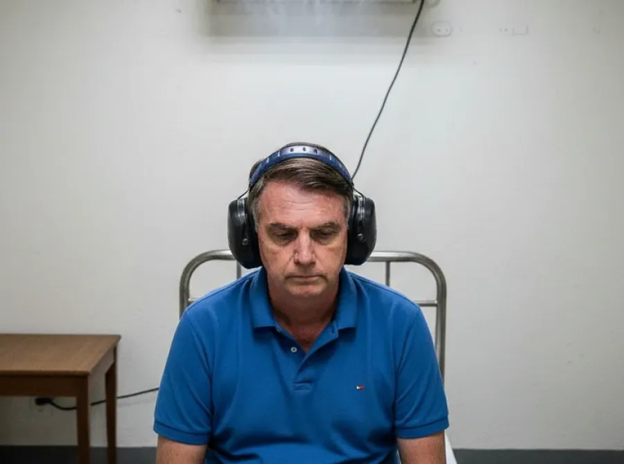 PF fornece protetor auricular a Bolsonaro para abafar ruído de ar-condicionado; Carlos critica