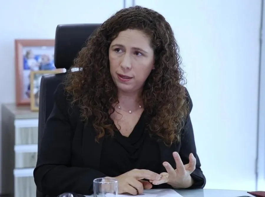 Esther Dweck confirma que governo avalia levar fundos da CVM para o BC