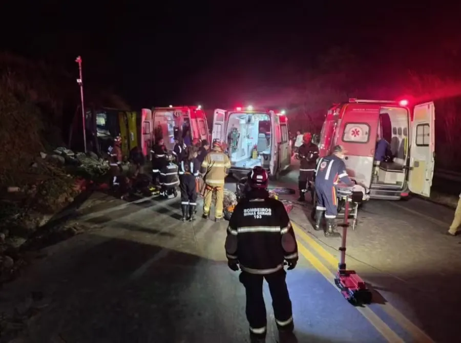Acidente com ônibus clandestino em Minas Gerais deixa cinco pessoas mortas, incluindo um bebê