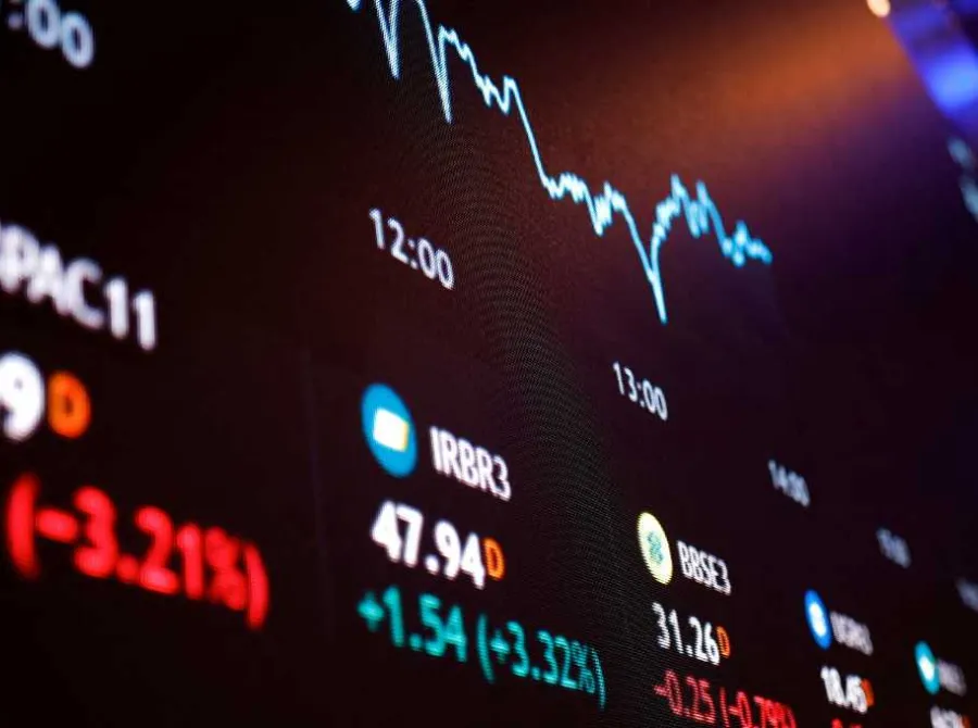 Commodities dão fôlego ao Ibovespa, que sobe a 176 mil pontos, apesar de queda de NY