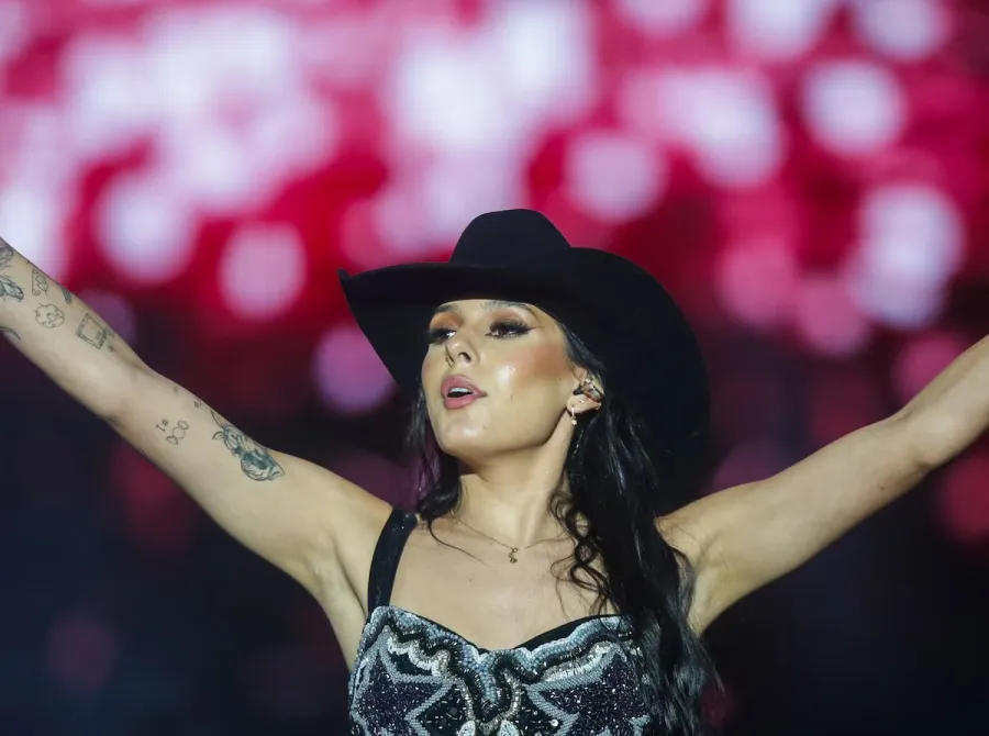 Ana Castela mostra evolução de tratamento de fratura na costela