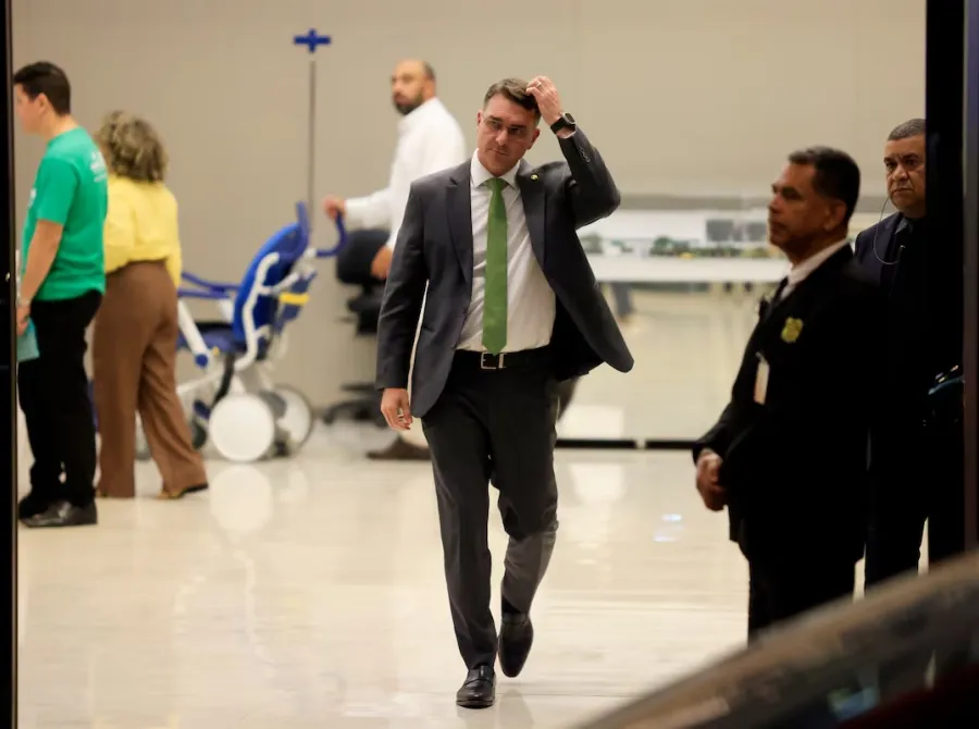 Gleisi e Boulos divulgam vídeo que associa Flávio Bolsonaro a organizações criminosas do Rio