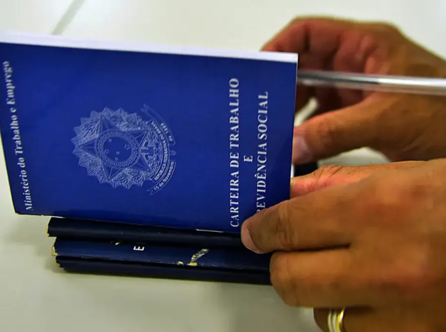 Mais de um terço dos brasileiros prefere emprego com carteira assinada, mostra pesquisa da CNI