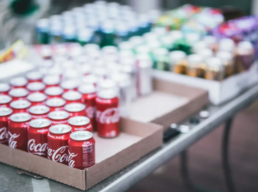 Coca-Cola vê salto acima das expectativas em lucro e receita; ação sobe 2,5% no pré-mercado