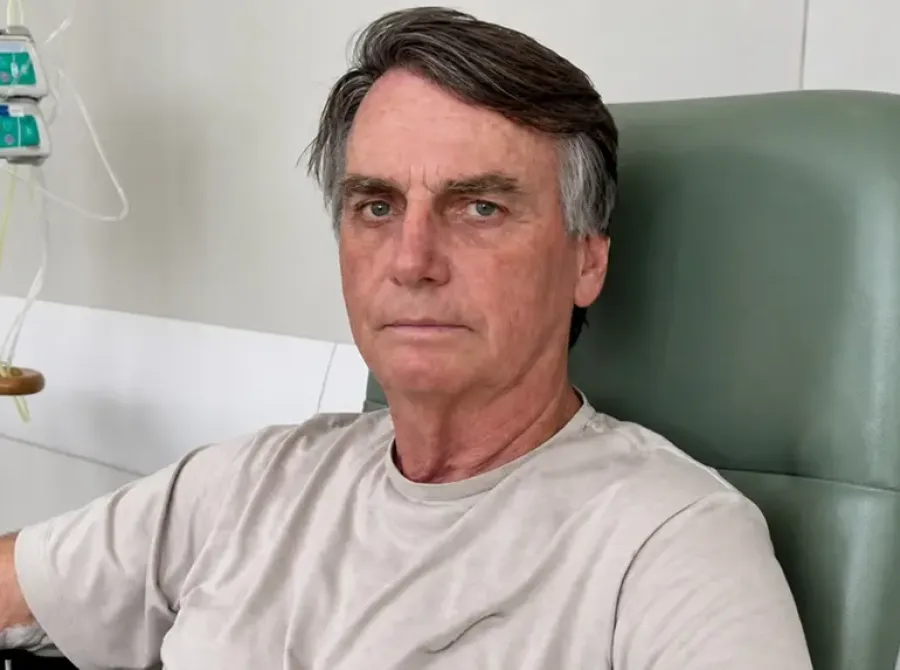 Bolsonaro é internado em hospital de Brasília para cirurgia no ombro