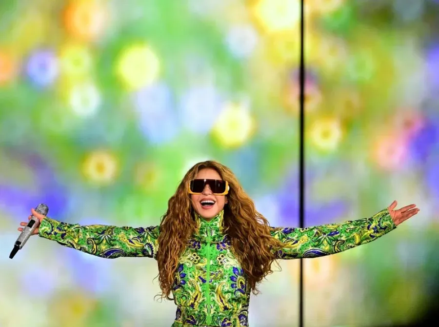 Shakira canta de 'Estoy Aquí' a 'País Tropical' para multidão em Copacabana