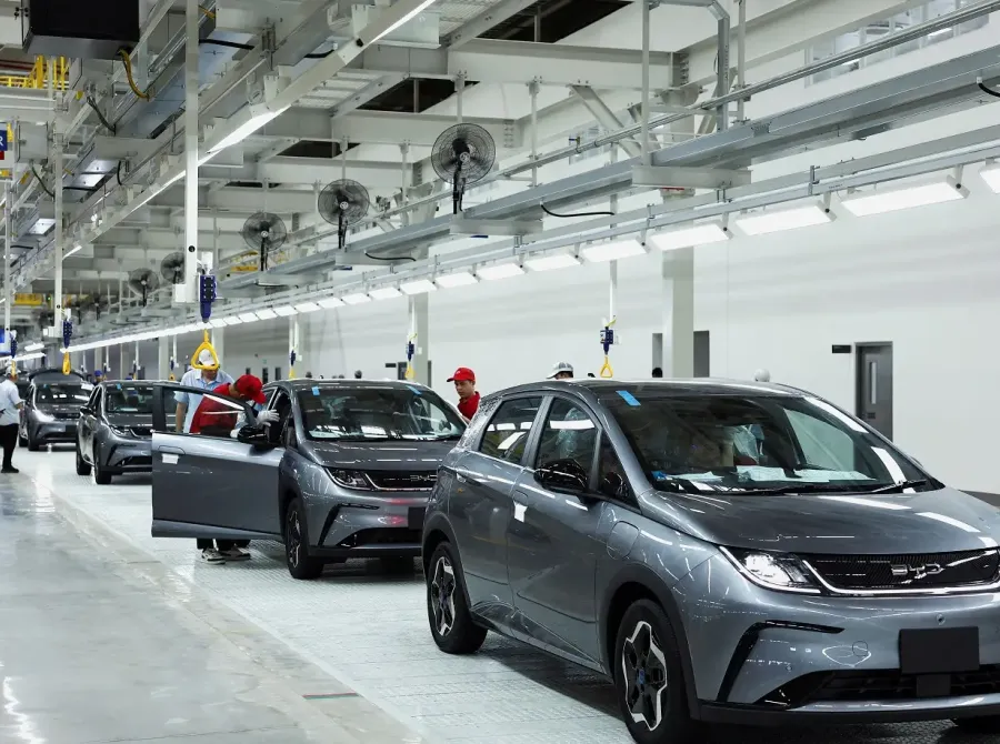 China exporta mais veículos elétricos do que carros tradicionais pela primeira vez em abril