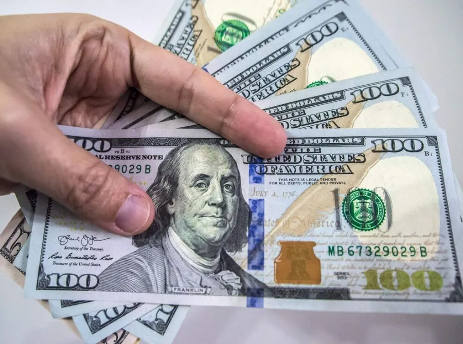 Taxas de juros sobem com dólar e disparada do petróleo após IPCA em linha