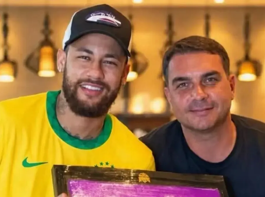 PL tenta associar imagem de Flávio Bolsonaro à de Neymar em dia de convocação