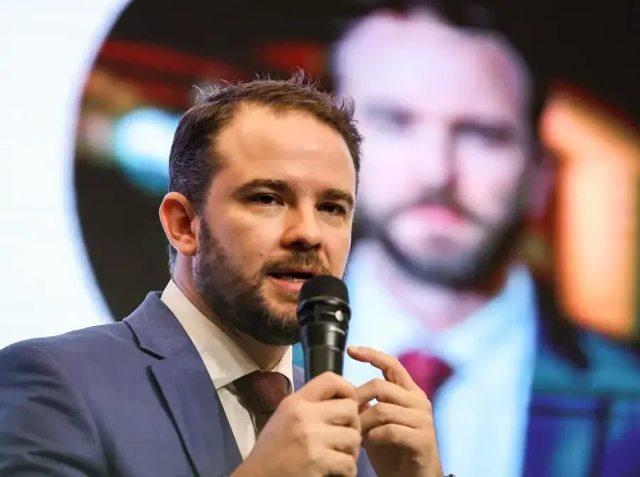 Dario Durigan seu reúne em Paris com o secretário do Tesouro dos EUA, Scott Bessent