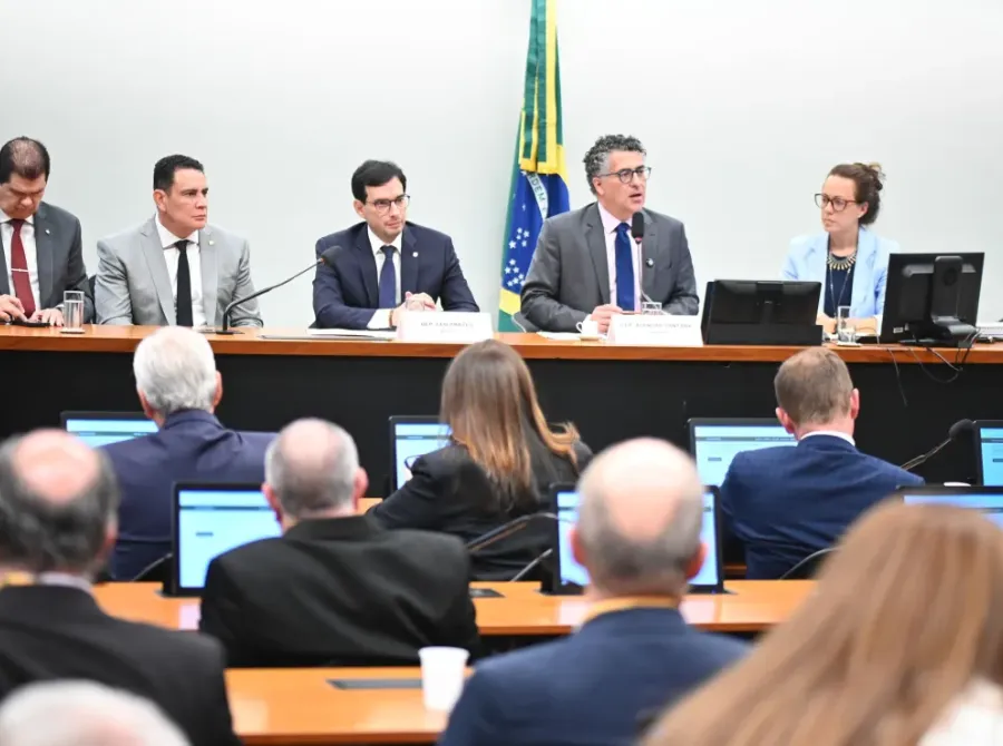 Sem acordo sobre transição, relatório da PEC do fim da escala 6x1 é adiado para segunda (25)
