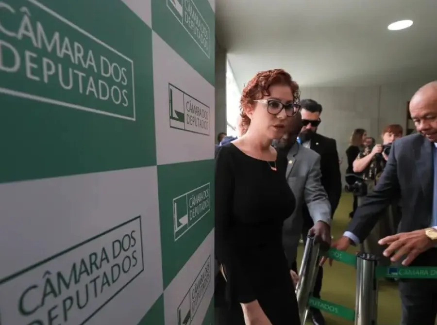 Justiça determina penhora de bens de Zambelli em ação por uso irregular de foto de Boulos