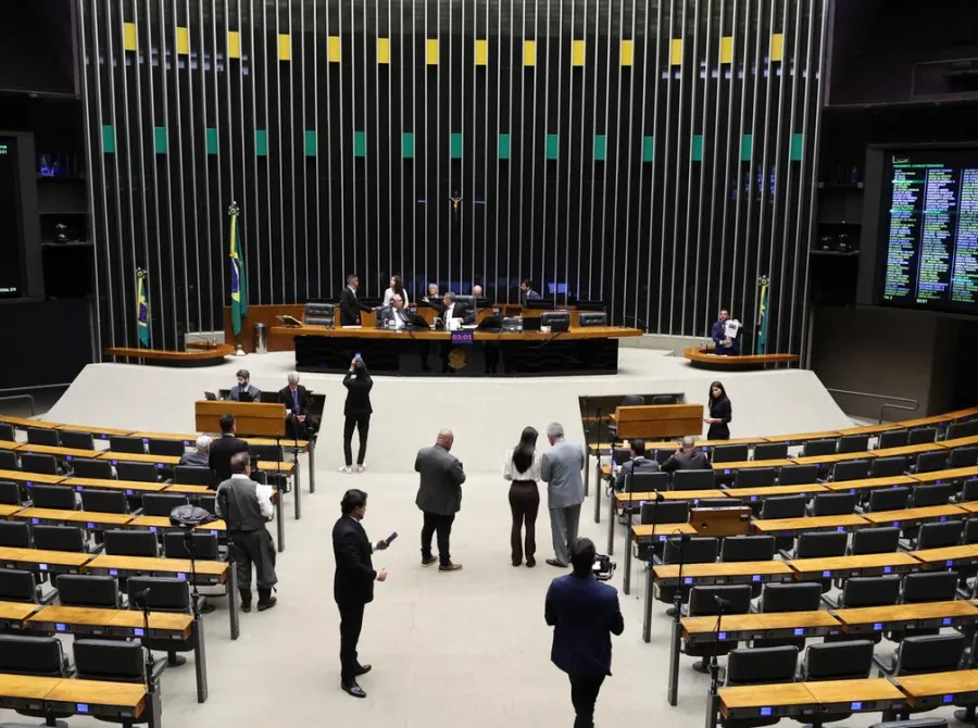 Câmara faz sessão de 8 minutos para liberar votação de PEC da escala 6x1 na comissão especial