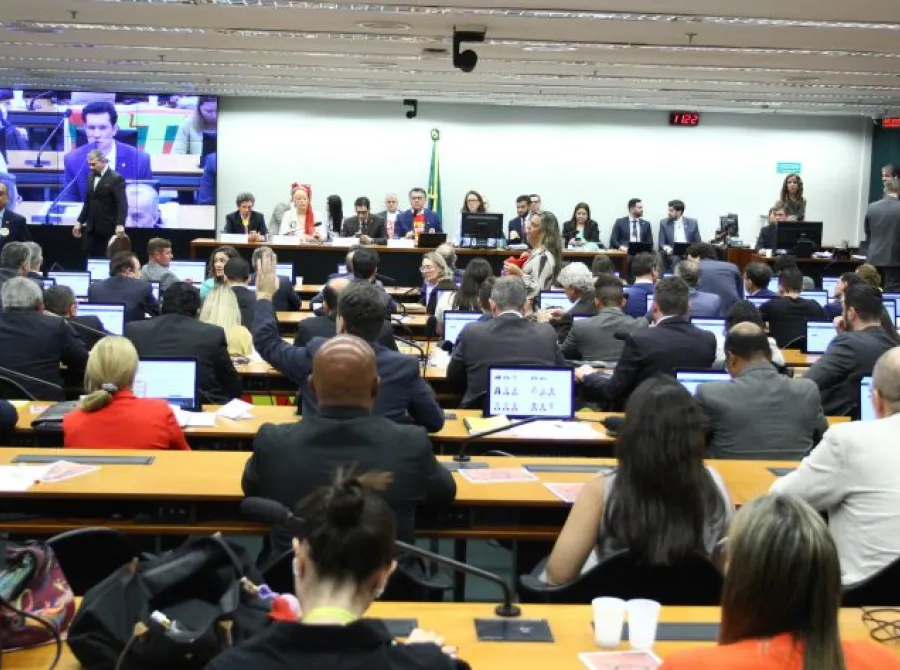 Câmara conclui votação e PEC que acaba com escala 6x1 e reduz jornada para 40h
