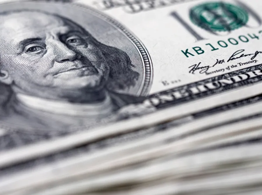 Dólar sobe com exterior e de olho em PIB, Ptax e efeito de medida contra facções