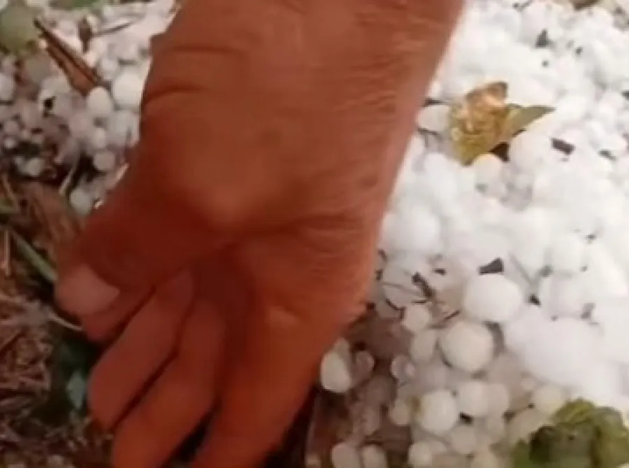 Temporal com granizo atinge Sul de Minas, causa alagamentos e deixa 7 mil moradores sem energia