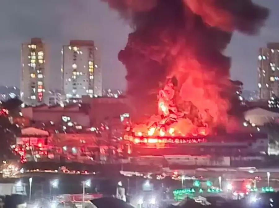 Grande incêndio em galpão de Guarulhos dura mais de 10h e mobiliza 38 bombeiros