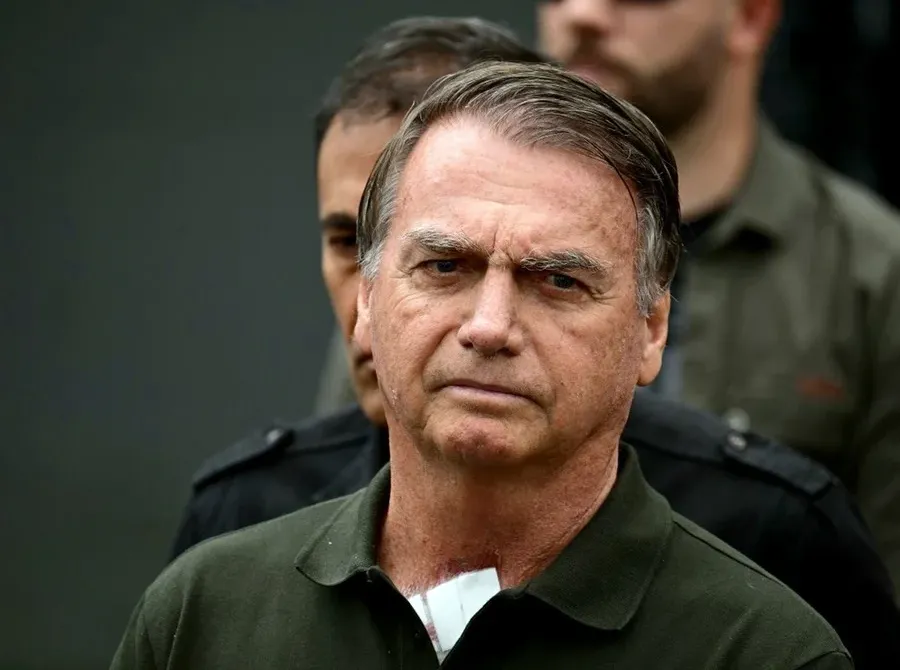 Moraes autoriza que Flávio, netas e nora visitem Bolsonaro