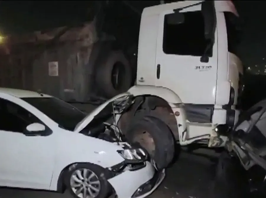 Racha entre caminhoneiros provoca acidente com dez veículos e deixa quatro feridos em SP