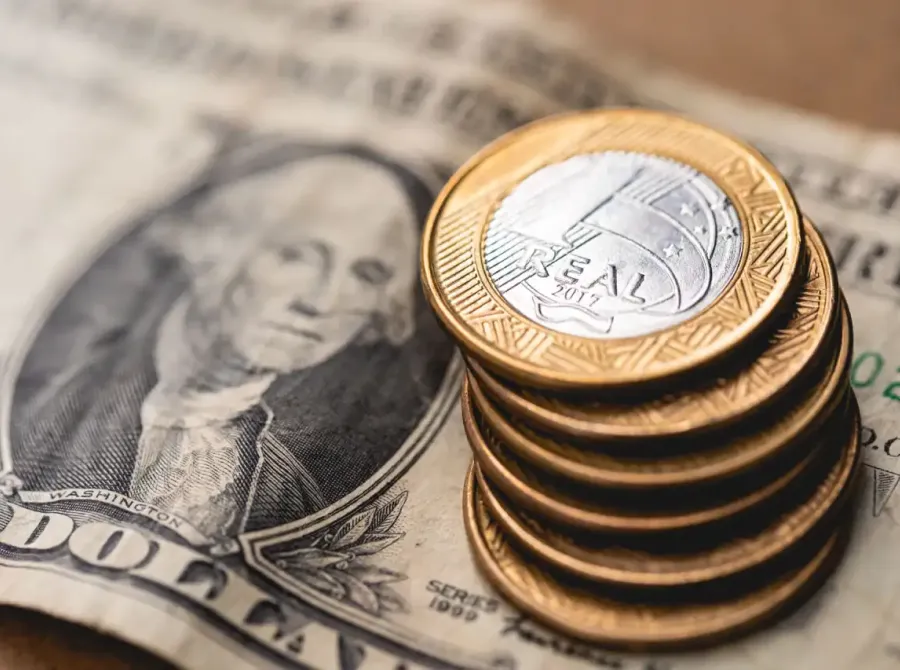 Real se valoriza com suporte do petróleo; dólar à vista cai a R$ 5,06