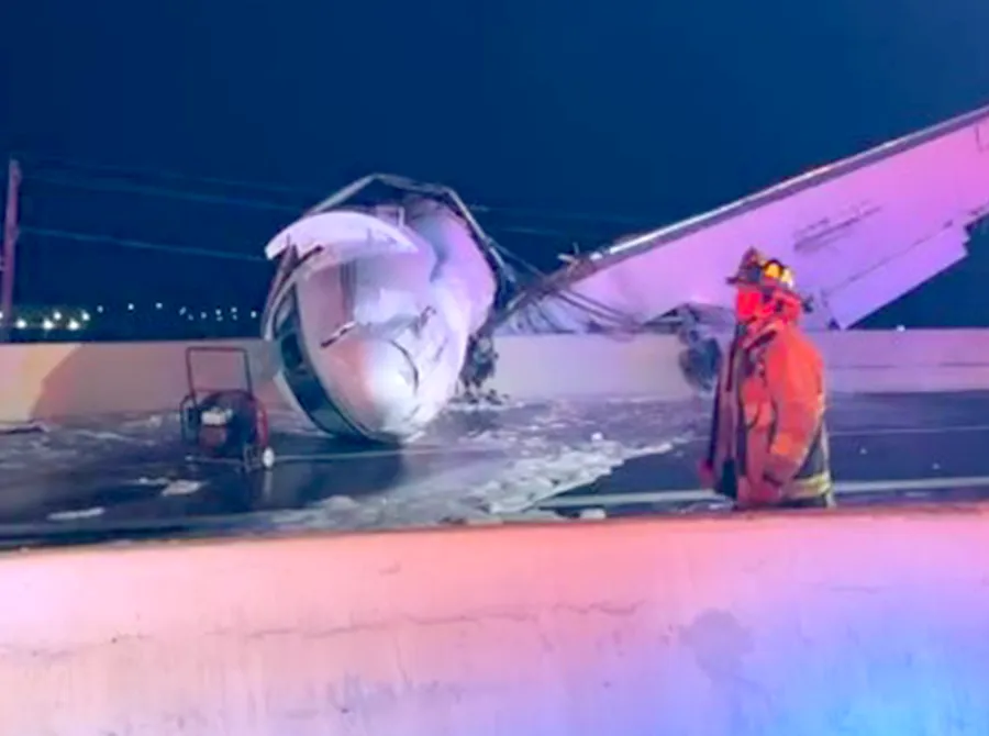 Jatinho particular cai em rodovia do Texas, nos EUA, e uma pessoa morre