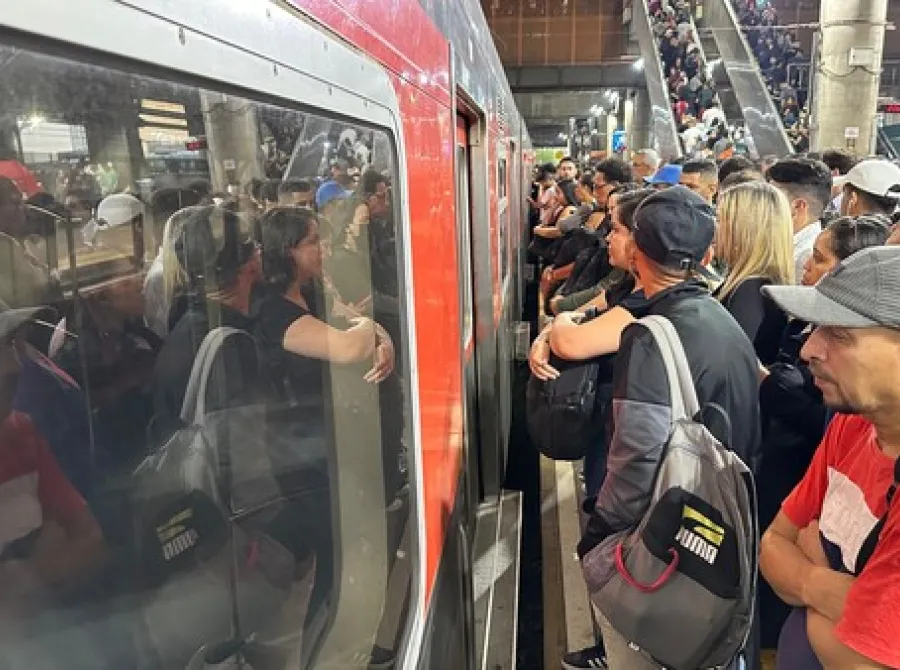 Falha em equipamento provoca lentidão e lota estações na Linha 11-Coral da CPTM