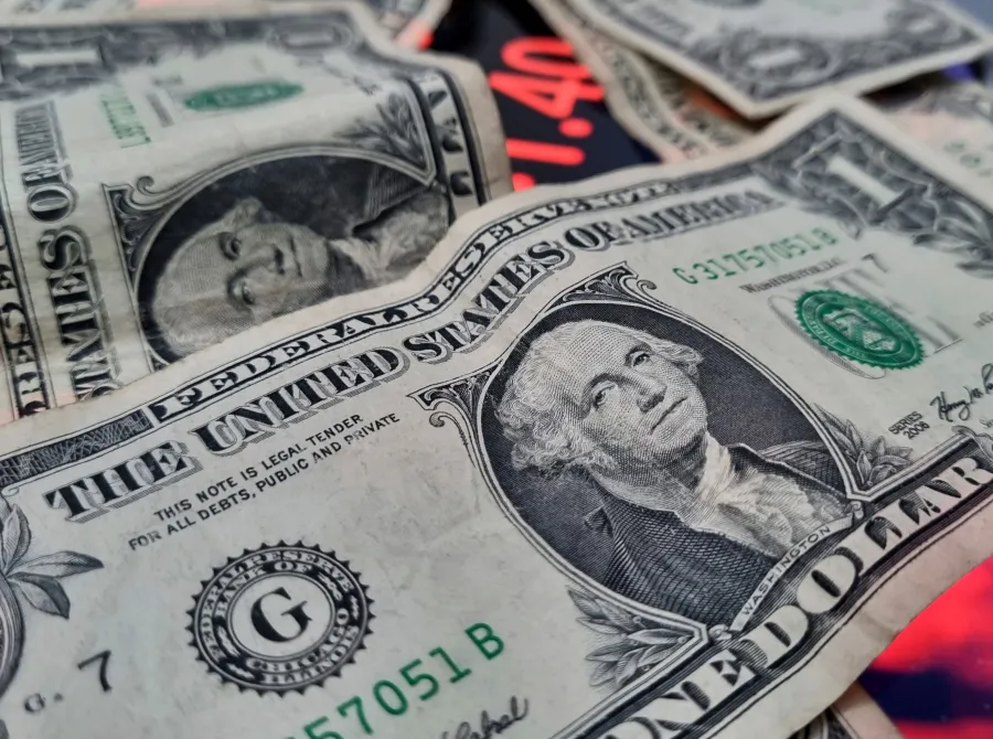 Taxas curta de juros fica estável após varejo fraco, mas dólar e petróleo em alta