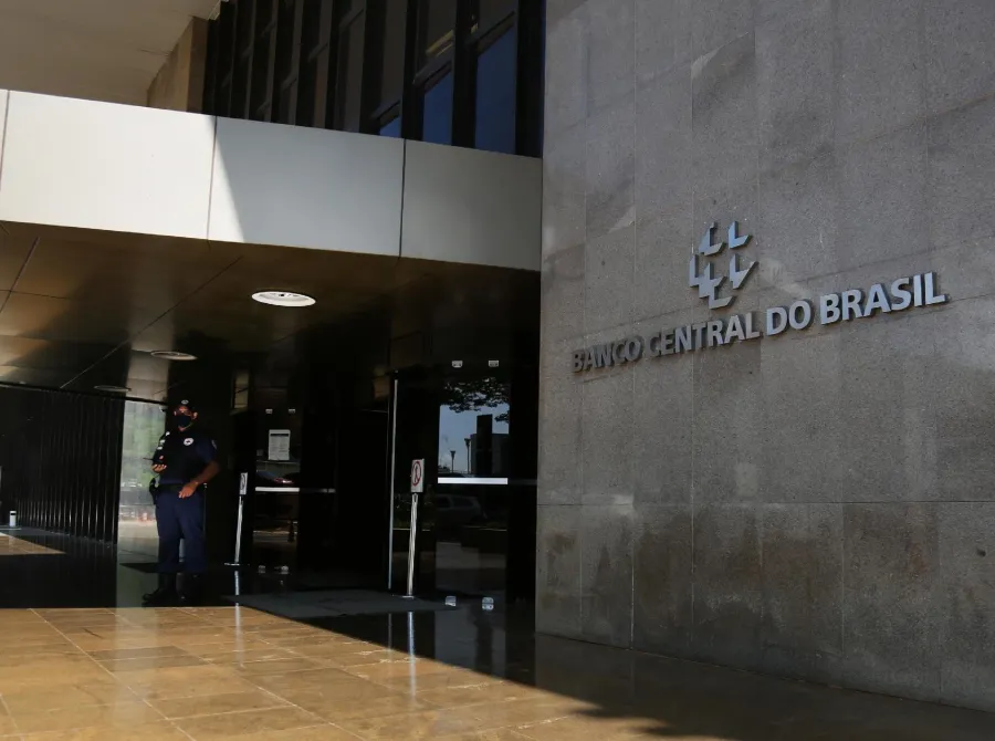 Ibovespa recua após Copom deixar porta aberta para juros, de olho em exterior e balanços