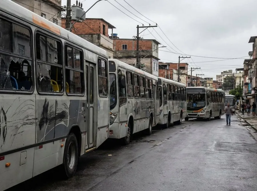 Rio tem greve de motoristas de ônibus; sindicato diz que 30 veículos foram depredados