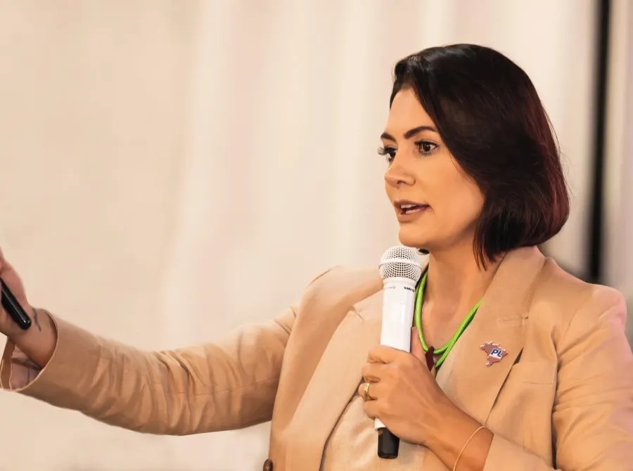 'Noite das astronautas': Michelle Bolsonaro reposta vídeo com relato de festa de Vorcaro