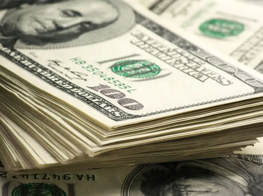 Dólar opera perto da estabilidade ante o real, com cautela externa e juros no radar
