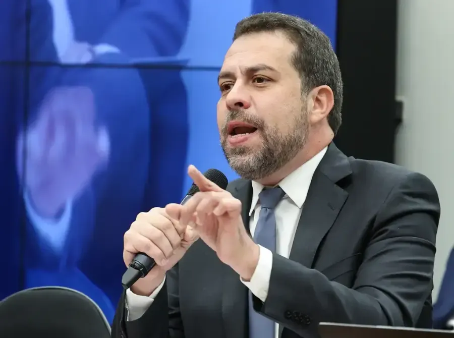 Alcolumbre está errando feio e brincando com fogo deixando PEC do 6x1 parada, diz Boulos