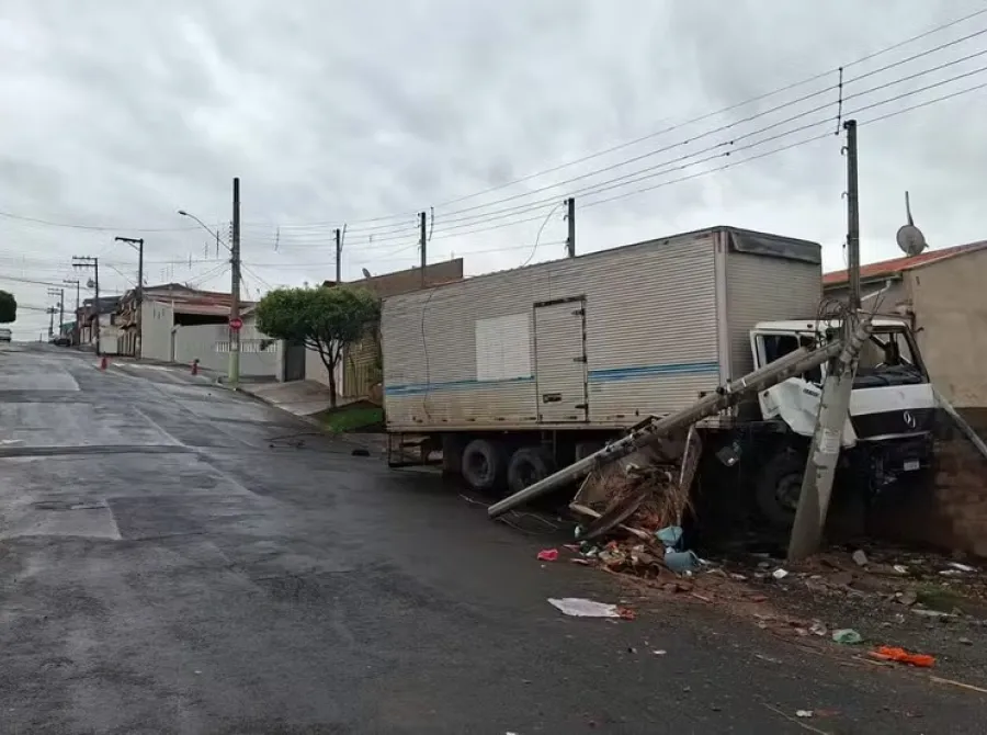Caminhão atinge casa e derruba poste na zona sul de SP