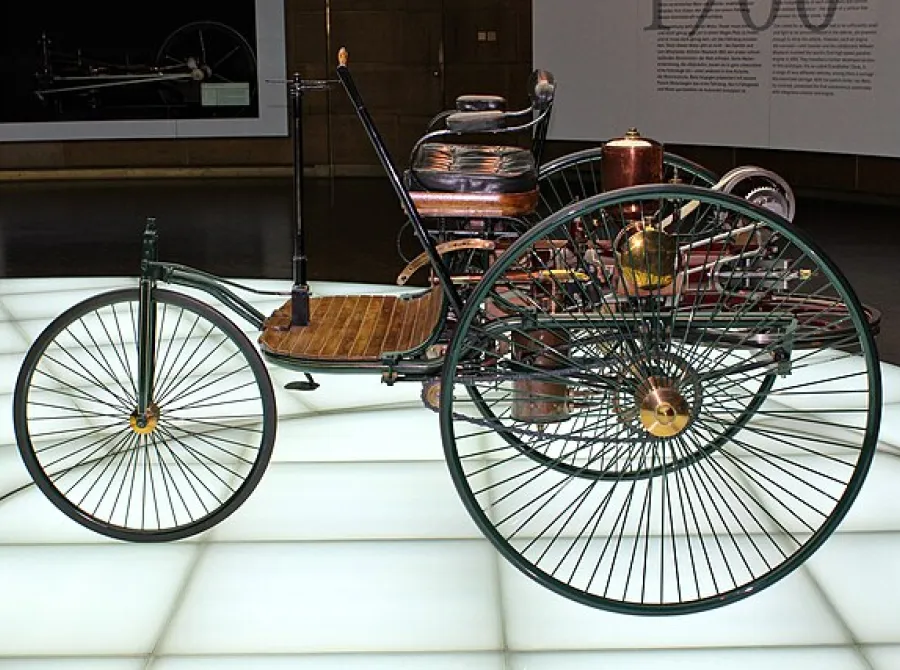 Hoje faz 140 anos que Karl Benz apresentou o primeiro carro da história ao mundo