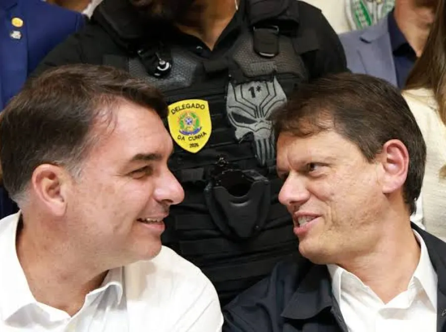 Tarcísio diz confiar nas urnas após fala de Flávio Bolsonaro em evento com embaixadores